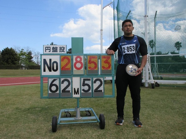 幸長 慎一選手（本学職員）が第45回徳島陸上カーニバル「男子円盤投」と「男子砲丸投」で優勝しました
