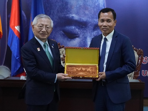 カンボジア王立プノンペン大学との連携協定書調印式を行いました