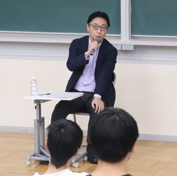 全学共通科目「地域創生入門」受講生が後藤田正純知事に地域活性化をテーマとしたプレゼンテーションを行いました
