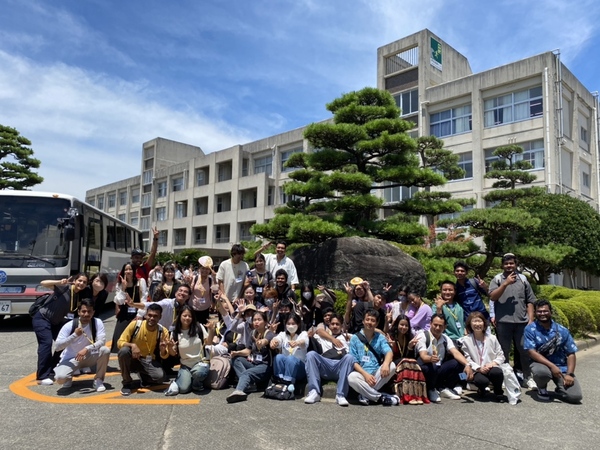 本学の留学生が徳島商業高校の生徒との交流会を実施しました