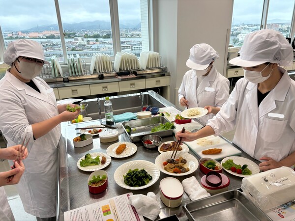 食物栄養専攻の学生が「3・1・2弁当箱法体験セミナー」を実施しました