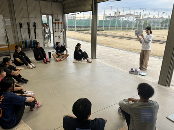 陸上競技部、弓道部、女子ソフトテニス部の学生がアンチドーピングについてのミニ講習を受けました