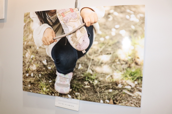 生活科学部児童学科卒業生２名が学内で「保育の手元足元写真展」を開催しました