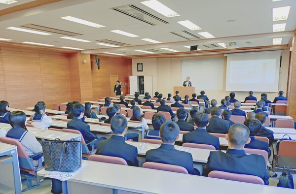 徳島県立池田高等学校の1年生が来学されました