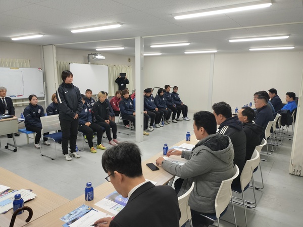 女子サッカー部の学生が徳島県議会議員の皆様と意見交換会を行いました