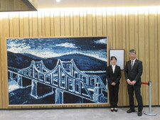 美馬市市制20周年を記念して、学生が制作した「藍染めモザイクアート」を美馬市に寄贈しました